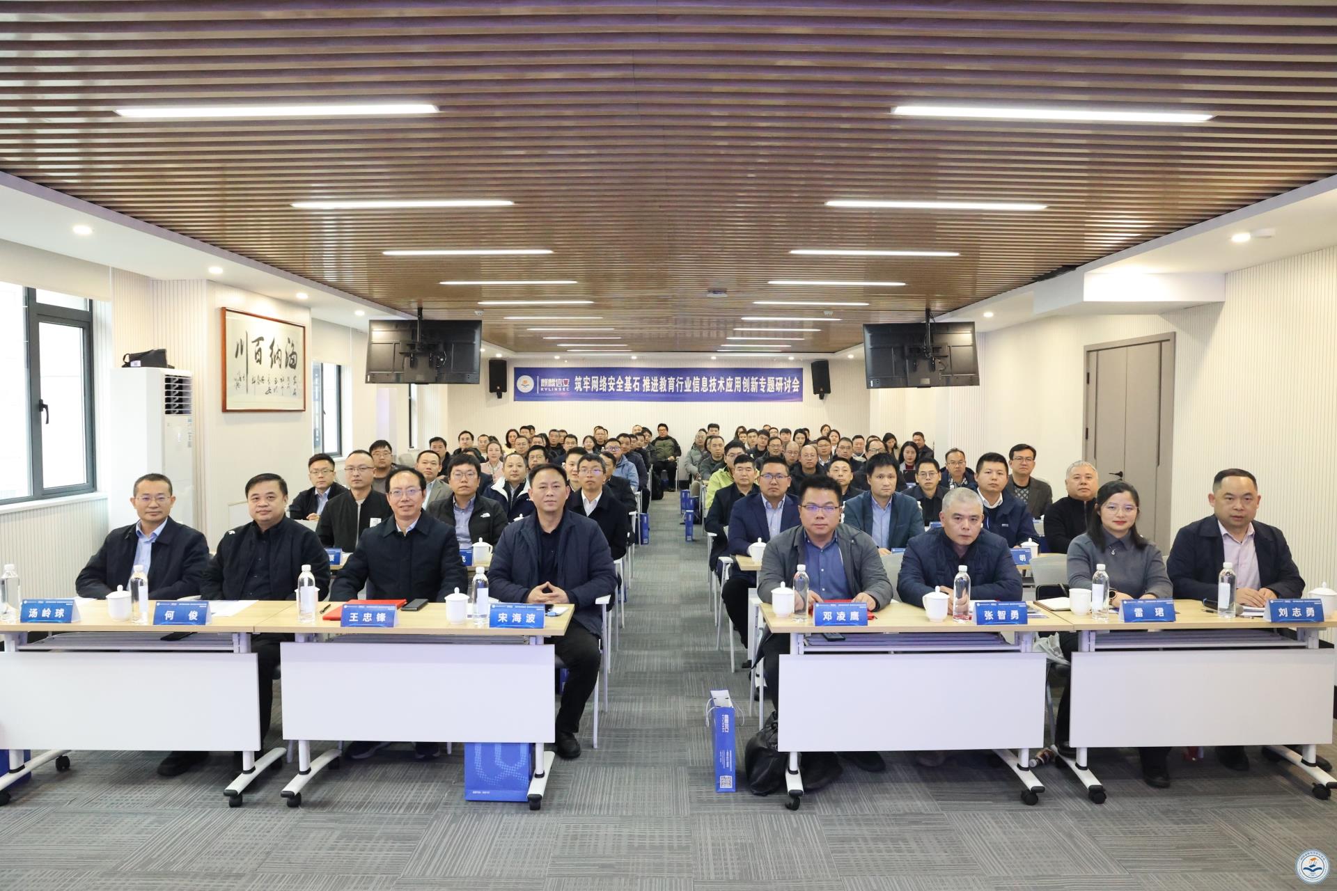 室内合照.JPG 室内合照.JPG